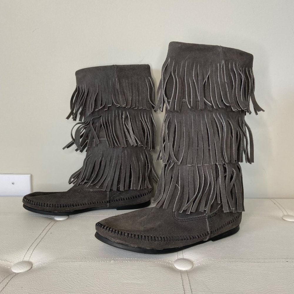 Minnetonka 3 Tiered Layered Grey Fringe Leather Boots Size 7